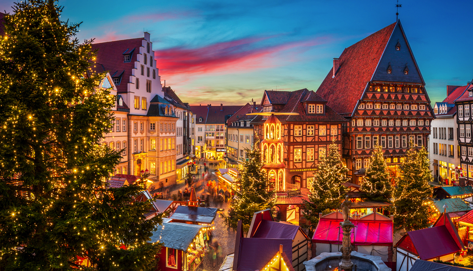 Der Hildesheimer Weihnachtsmarkt am historischen Marktplatz lädt zum Schlendern und Staunen ein.