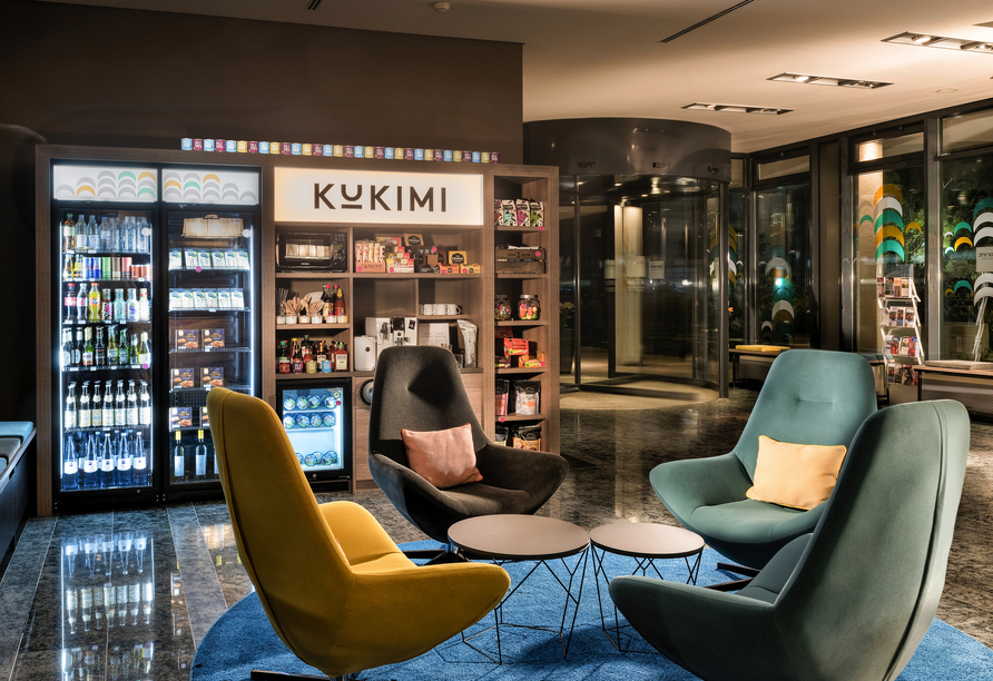 Lassen Sie den Tag in der modernen Lobby des Hotels ausklingen.