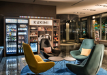 Lassen Sie den Tag in der modernen Lobby des Hotels ausklingen.