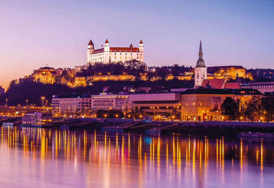 Die Burg Bratislava thront über der Donau und ist das Wahrzeichen der slowakischen Hauptstadt.