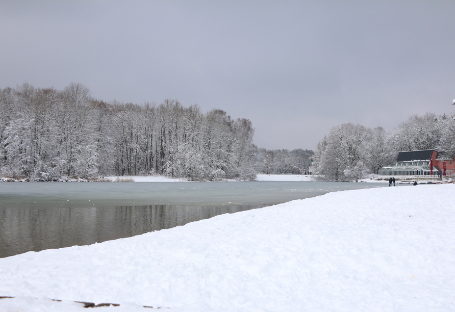 Der idyllische Kuhsee lädt zu einem Spaziergang in winterlicher Idylle ein.