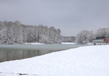 Der idyllische Kuhsee lädt zu einem Spaziergang in winterlicher Idylle ein.