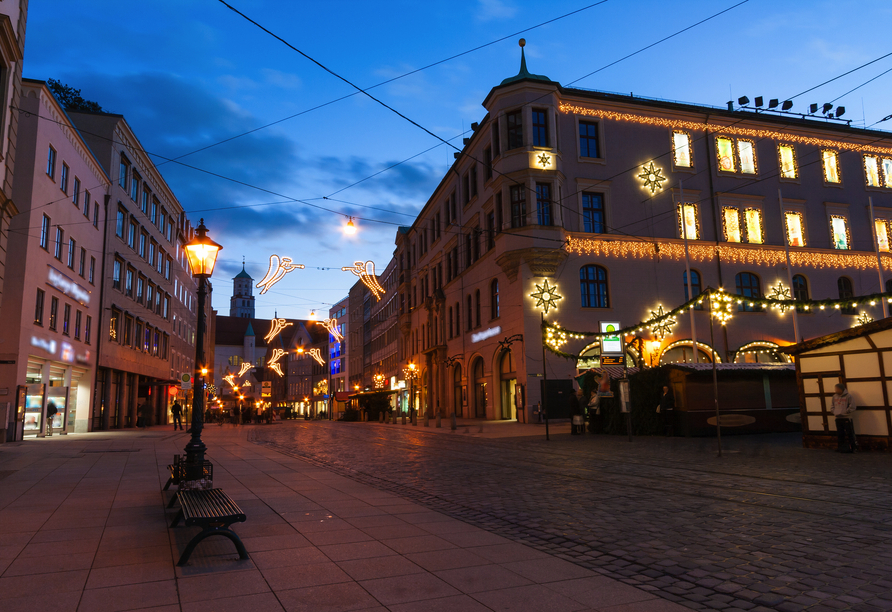 Die Karolinenstraße in Augsburg verzaubert Sie mit der schönen weihnachtlichen Beleuchtung!