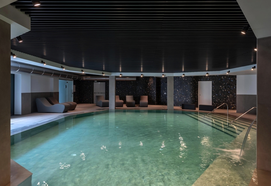 Erholung finden Sie auch im Hallenbad des Hotels Royal Village in Limone sul Garda.