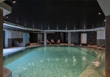 Erholung finden Sie auch im Hallenbad des Hotels Royal Village in Limone sul Garda.