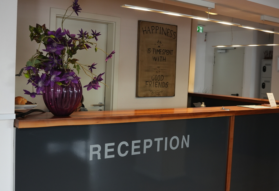 An der Rezeption des Hotels werden Sie herzlich empfangen.