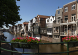 Historische Häuser und bunte Blumen entlang der Kanäle von Gorinchem laden zum Verweilen ein.