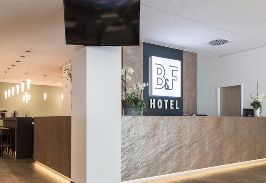 An der Rezeption des Hotels werden Sie herzlich empfangen.