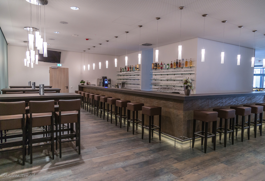 Lassen Sie den Abend bei einem erfrischenden Getränk an der Bar ausklingen.