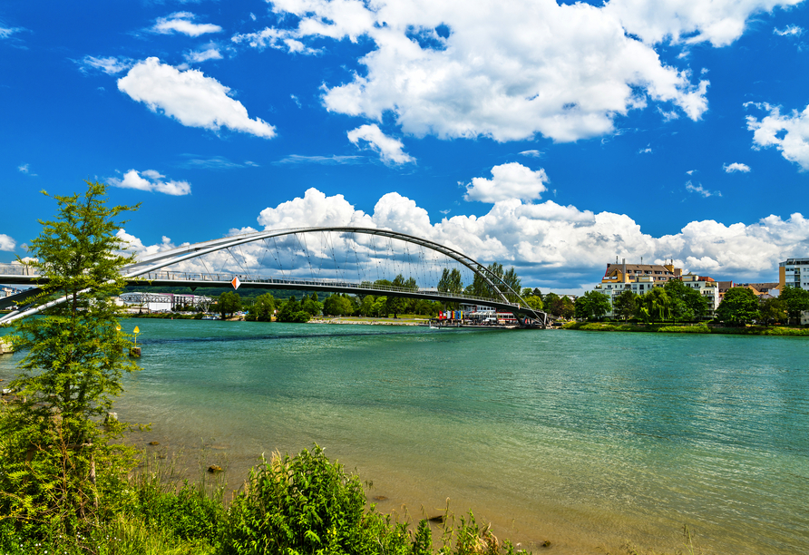 Die Dreiländerbrücke verbindet Deutschland mit Frankreich und der Schweiz.