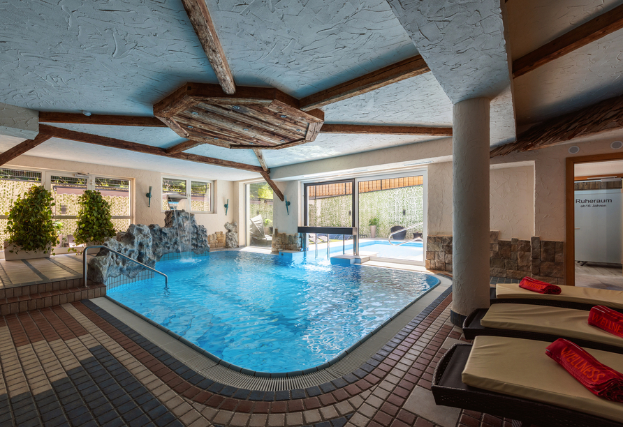 Ziehen Sie Ihre Bahnen im Hallenbad des Hotels.