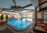 Ziehen Sie Ihre Bahnen im Hallenbad des Hotels.