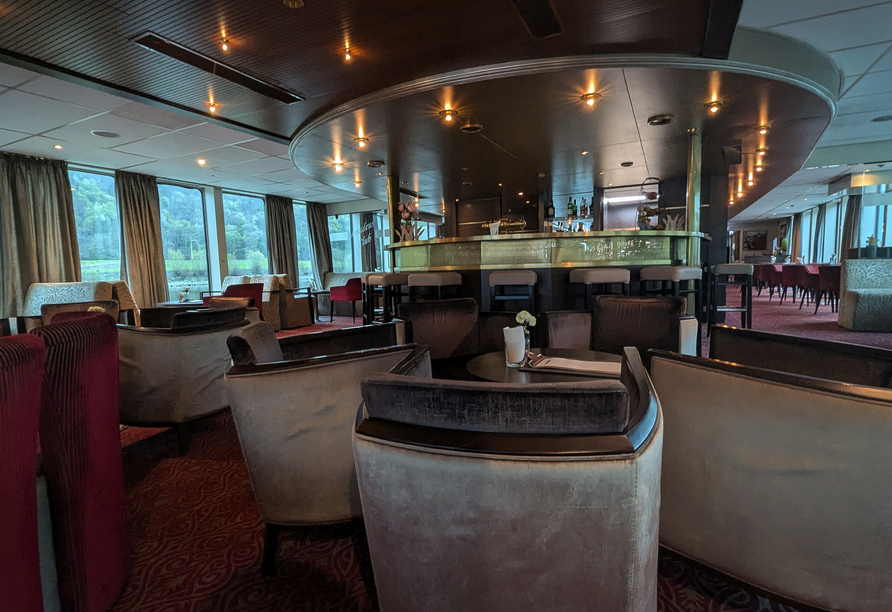 Nehmen Sie Platz und genießen Sie ein Getränk von der Bar.