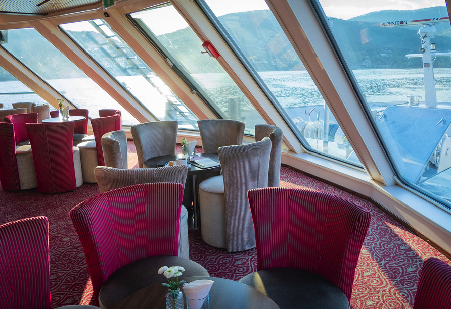 Die großen Fenster in der Panorama-Lounge ermöglichen Ihnen eine freie Sicht auf die Umgebung.