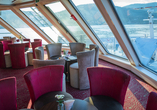 Die großen Fenster in der Panorama-Lounge ermöglichen Ihnen eine freie Sicht auf die Umgebung.