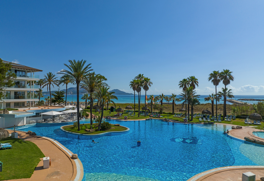 Entspannen Sie im Pool des Playa Esperanza Resorts und genießen Sie die fantastische Aussicht.
