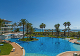Entspannen Sie im Pool des Playa Esperanza Resorts und genießen Sie die fantastische Aussicht.