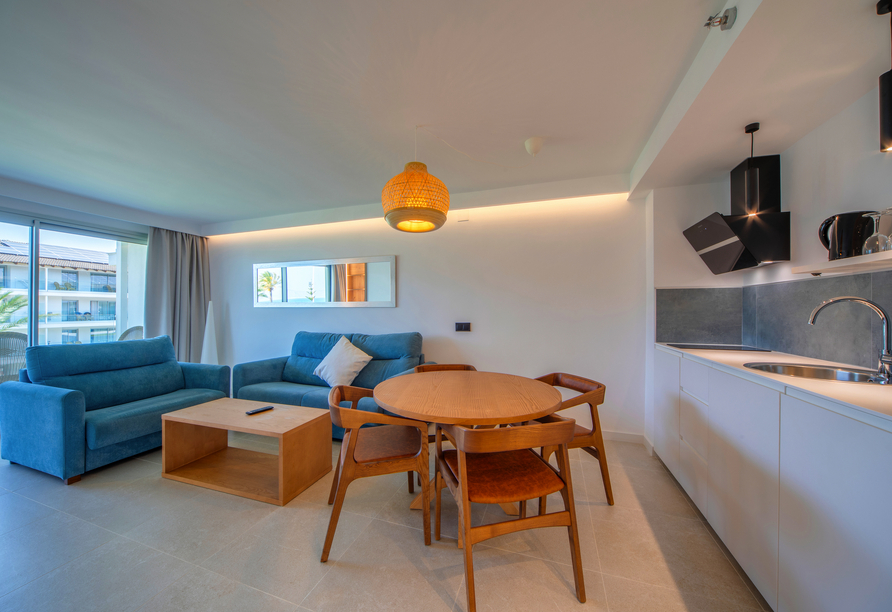 Beispiel für den Wohn- und Küchenbereich im Appartement im Playa Esperanza Resort 