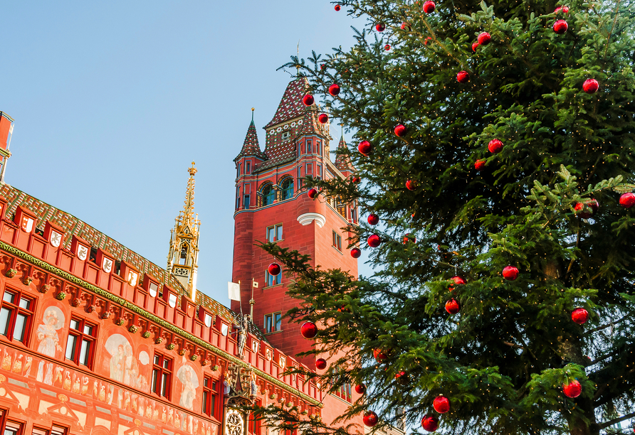 Frohe Weihnachten wünscht Ihnen das rote Rathaus von Basel.