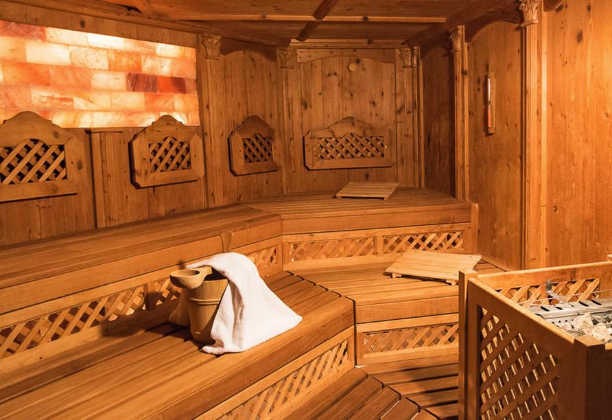 Lehnen Sie sich in der Sauna zurück und genießen Sie die wohltuende Hitze.