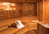 Lehnen Sie sich in der Sauna zurück und genießen Sie die wohltuende Hitze.