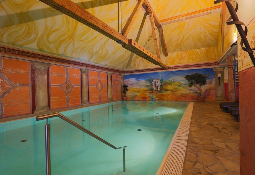 Ziehen Sie im Hallenbad entspannt Ihre Bahnen und lassen Sie den Alltag hinter sich.