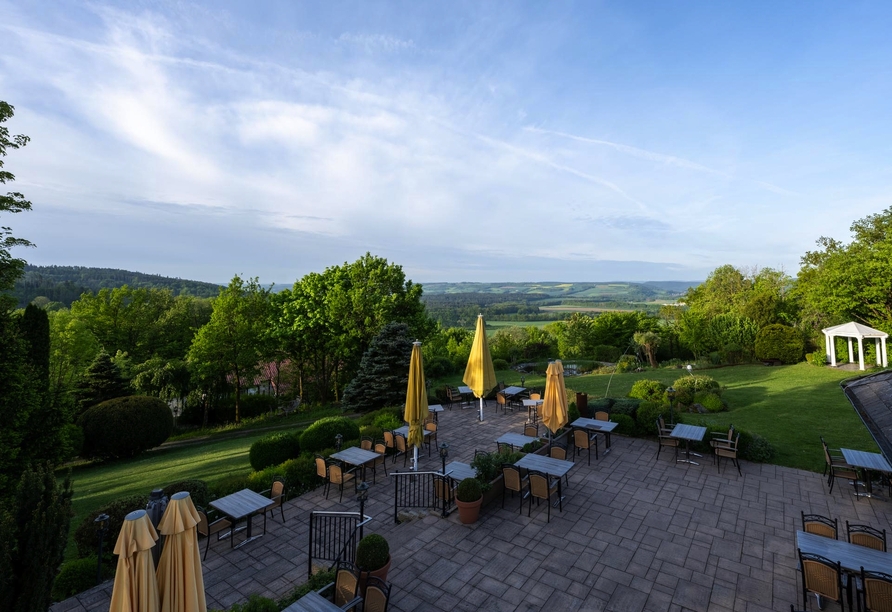 Traumhafte Ausblicke auf das Kulmbacher Land genießen Sie von der sonnigen Panorama-Terrasse.