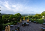 Traumhafte Ausblicke auf das Kulmbacher Land genießen Sie von der sonnigen Panorama-Terrasse.