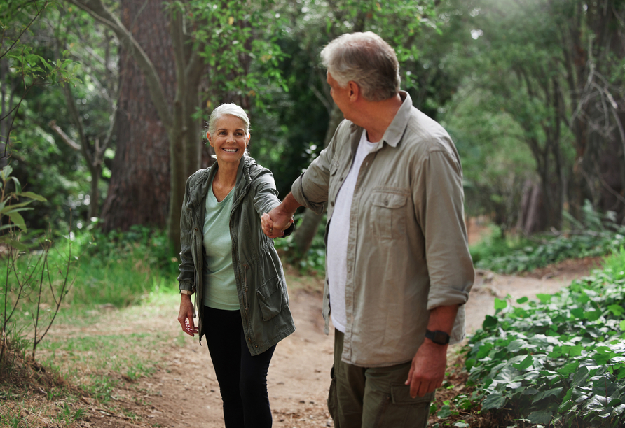 Hand in Hand durch den Wald – genau solche Augenblicke bleiben Ihnen in Erinnerung.