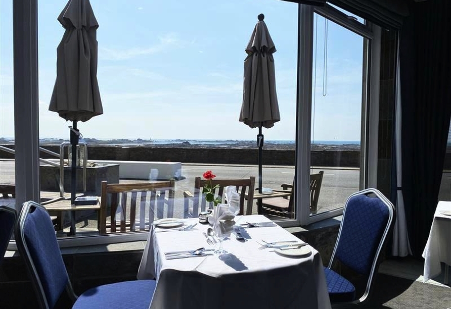 Machen Sie es sich im Restaurant des Hotels bequem und genießen Sie den tollen Ausblick.