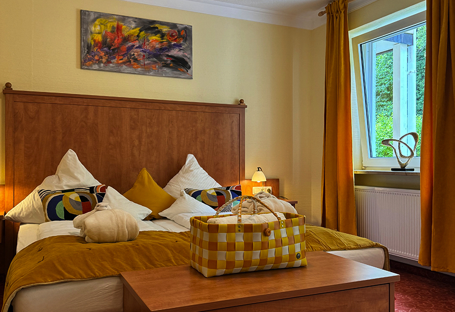 Beispiel eines Doppelzimmers mit Balkon im Vitalhotel Sonneck