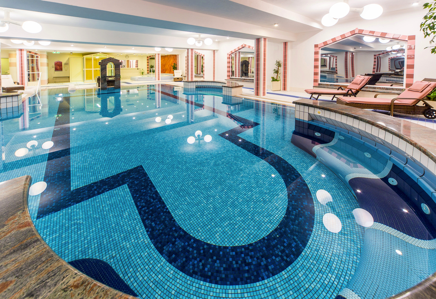 Ziehen Sie Ihre Bahnen im Hallenbad des Vitalhotels Sonneck.