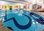 Ziehen Sie Ihre Bahnen im Hallenbad des Vitalhotels Sonneck.