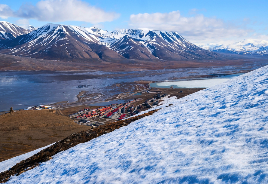 Erleben Sie eine faszinierende Naturlandschaft in Longyearbyen auf Spitzbergen.