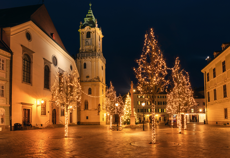 Schlendern Sie durch die beleuchtete Altstadt von Bratislava.