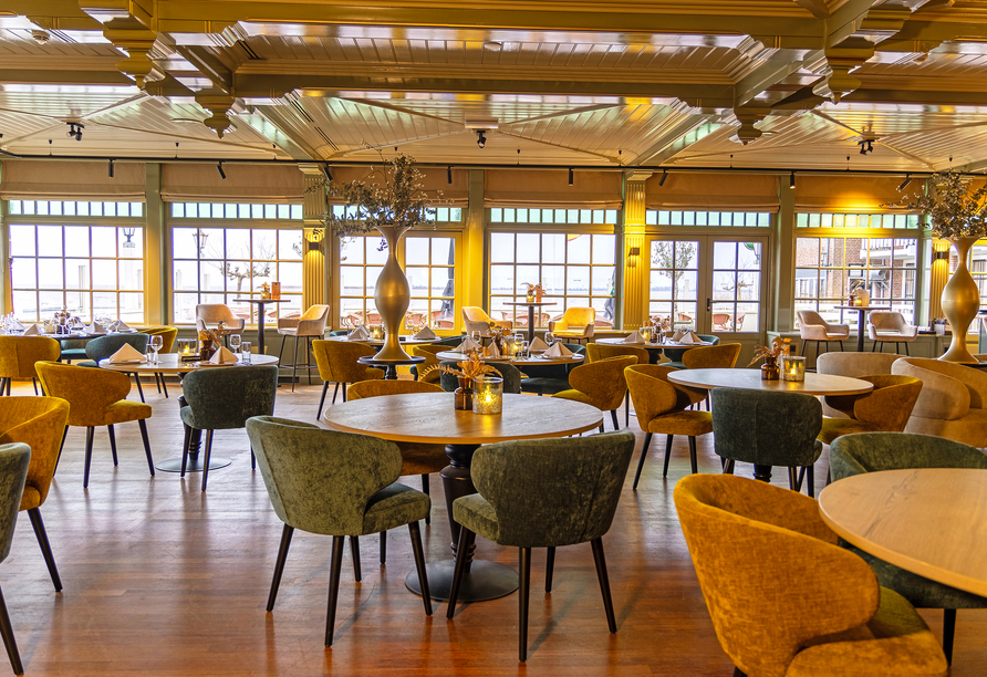 Genießen Sie im Restaurant köstliche Mahlzeiten mit Blick auf das Markermeer.