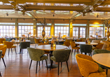 Genießen Sie im Restaurant köstliche Mahlzeiten mit Blick auf das Markermeer.