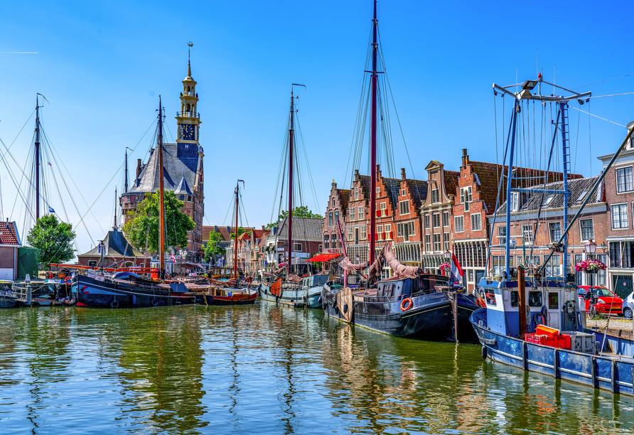 Am historischen Hafen von Hoorn spüren Sie maritimes Flair und sehen die beeindruckenden Speicherhäuser.