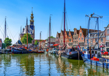 Am historischen Hafen von Hoorn spüren Sie maritimes Flair und sehen die beeindruckenden Speicherhäuser.