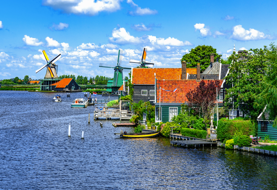 Besuchen Sie das Freilichtmuseum Zaanse Schans.