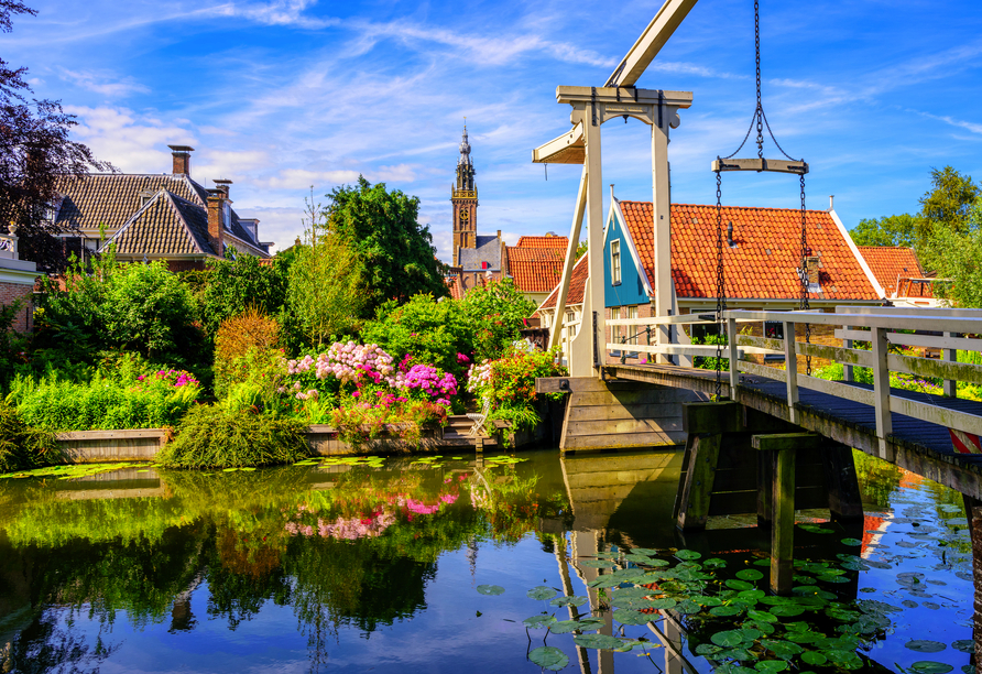Das malerische Edam – bekannt für idyllische Grachten und den weltberühmten Käsemarkt – wird Sie im Nu verzaubern.