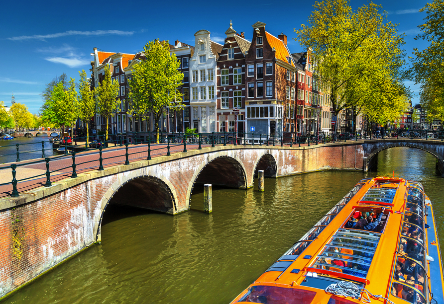 Wie wäre es mit einer Grachtenfahrt in Amsterdam?