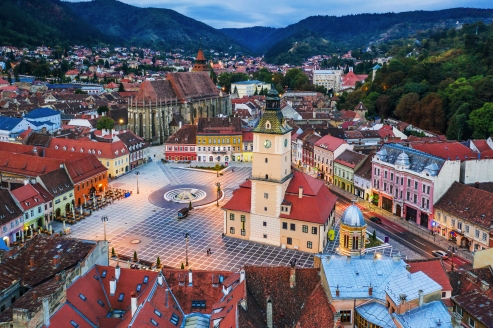 Das alte Rathaus der Stadt Brasov ist ein Sightseeing-Highlight der Rundreise.