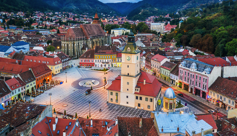 Das alte Rathaus der Stadt Brasov ist ein Sightseeing-Highlight der Rundreise.