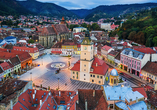 Das alte Rathaus der Stadt Brasov ist ein Sightseeing-Highlight der Rundreise.