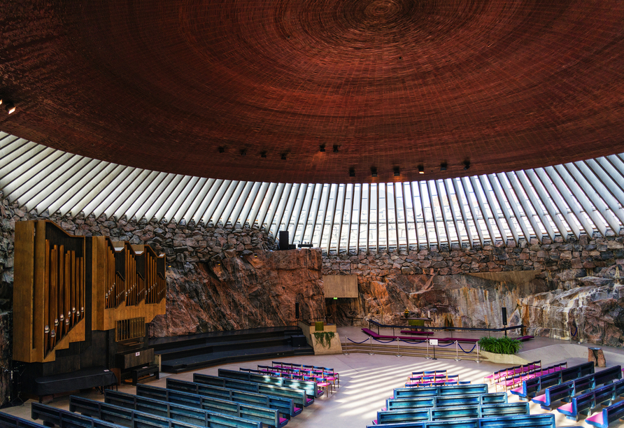 Bestaunen Sie die Felsenkirche im Herzen von Helsinki – ein architektonisches Meisterwerk, das harmonisch mit der Natur verschmilzt.