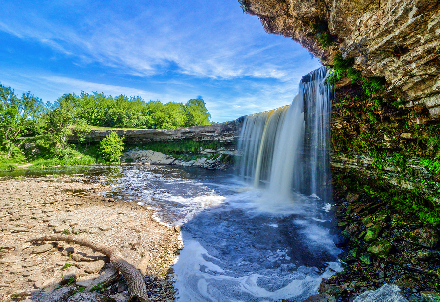 Erleben Sie die unberührte Natur an den Jägala-Wasserfällen in Estland.