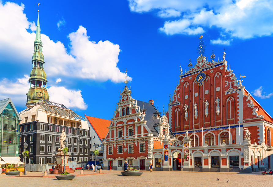 Bewundern Sie bei der Besichtigung von Riga die prachtvollen Fassaden und spüren Sie das lebendige Flair der Altstadt.