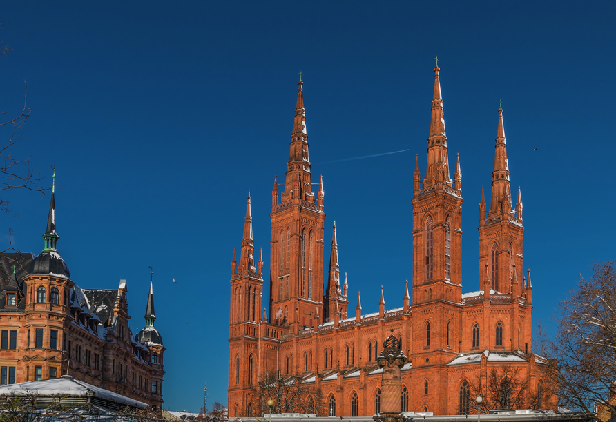 Wiesbaden, die hessische Landeshauptstadt, ist nicht weit entfernt. Machen Sie einen Ausflug und bestaunen Sie die Marktkirche.