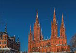 Wiesbaden, die hessische Landeshauptstadt, ist nicht weit entfernt. Machen Sie einen Ausflug und bestaunen Sie die Marktkirche.